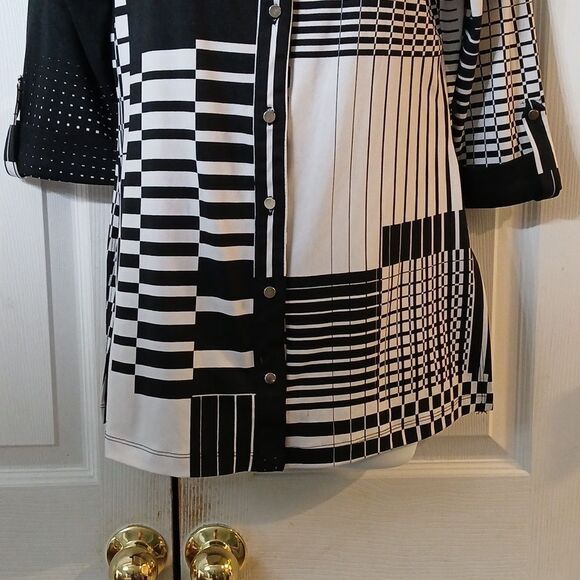 New Directions black white print button down business casual blouse  Sz SP - Picture 2 of 5
